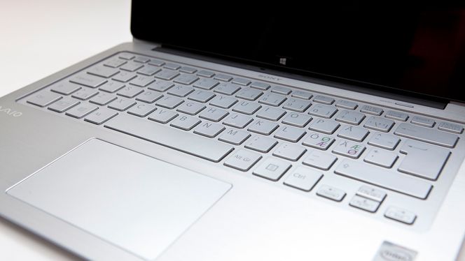 Tastene på Vaio Fit Multi-flip 13A er veldig flate, og tastaturplata gir i tillegg litt etter. Pekeplata er dog god.