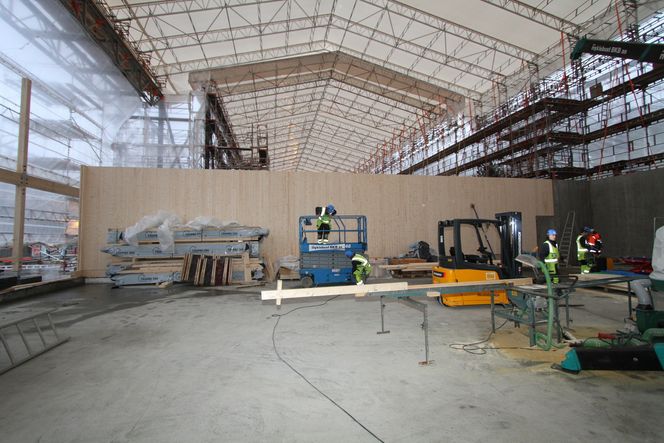 Under tak får bygningsarbeiderne tørre og behagelige arbeidsforhold som knapt er kjent i Bergen.