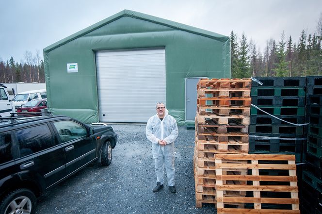 Fra skog til vanntapping: For tre måneder siden var det bare skog der Mohamed Sambou nå står. I det grønne teltet i bakgrunnen foregår tappingen av vannet. Rundt ti millioner kroner er investert i vannprosjektet siden 2007.