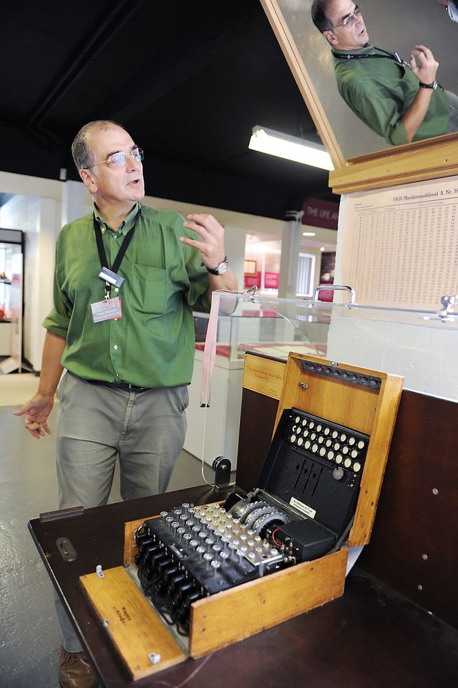 Kodeknekker: For at Alan Turing skulle knekke tyskernes ubåtkoder måtte han forstå de elektromekaniske innstillingene på Enigma-maskinen. Han måtte tenke som en ingeniør i revers, sier museumsvakt Peter Webster.