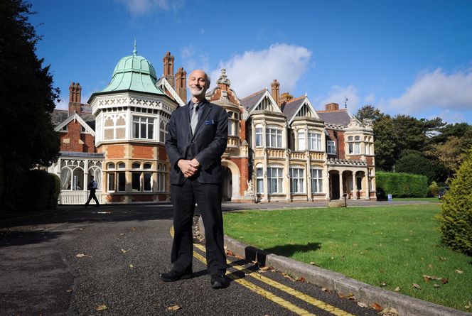 Sjenert: Alan Turing var nok en litt sjenert type. Han stotret, klærne hang ikke så godt på og han brydde seg ikke om å gre håret, forteller dataingeniør og historiker dr. Joel Greenberg i Bltechley Park.