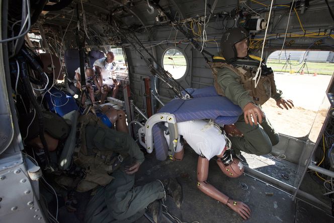 13 krasjtestdukker var passasjerer i den to sekunder korte turen med det gamle Sea Knight-helikopteret.