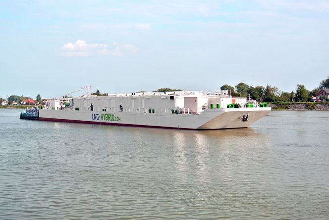 Aida-strøm: Lekteren med LNG-motorer om bord skal produsere miljøvennlig landstrøm til cruiserederiet Aida og andre skip i Hamburg havn. Anlegget er på 7,5 MW og kan levere både 50 og 60 Hz spenning.