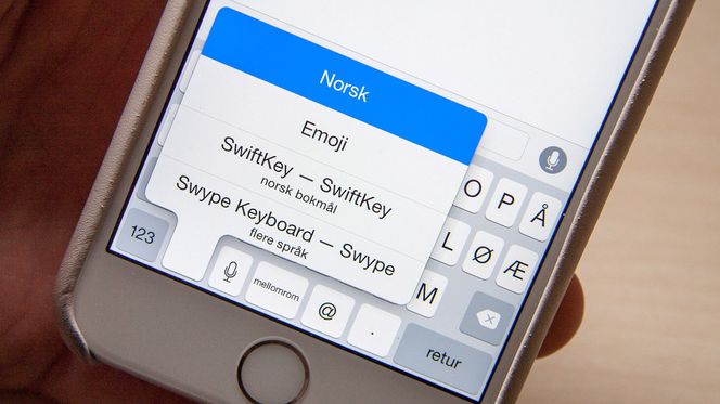 Du veksler mellom tastaturene ved å trykke på globusikonet på tastaturet. På originaltastaturet kan du holde ikonet inne for å vise en liste over installerte tastaturer.