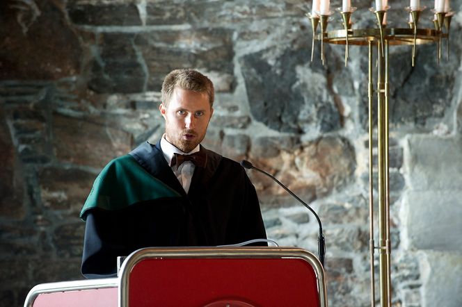 – Det er litt surrealistisk, og fantastisk flott for både meg og kolllegaene mine, sier Thomas Gjesteland til nyheten om prisen på 100 000 kroner. Bildet er fra en tidligere doktorseremoni.