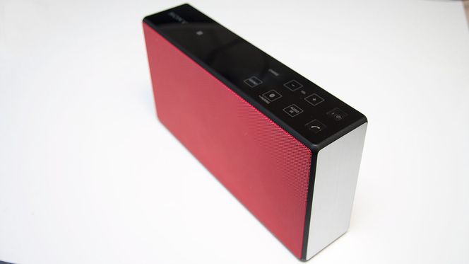 På toppen er det et berøringsfølsomt panel som lar det styre lyd og annet. De fysiske tastene er for strøm og samtalestyring.