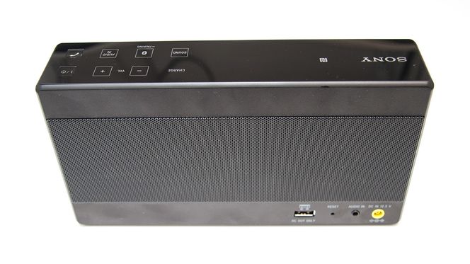 På baksiden er det uttak for USB-lading, laderinngang og inngang for 3,5 mm minijack.