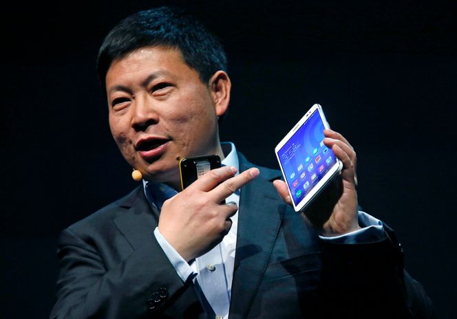 Huaweis administrerende direktør viser fram selskapets siste nettbrett i februar.