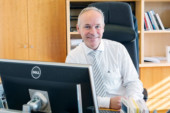 Fremtidsplaner: Med 428 kommuner å besøke bruker Sanner mye tid på å reise. Om ministeren får det som han vil, vil antallet bli betraktelig lavere i årene fremover.