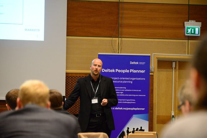 Oljeanalytiker Torbjørn Kjus i DNB Markets mener den lave oljeprisen kan føre til at oljselskapene må kutte ytterligere i kostnadene. Han var tirsdag på Oljeindustriens økonomi- og finanskonferanse, for å snakke om bransjens framtidsutsikter.