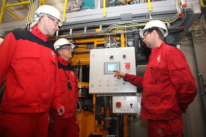 Prøver: Pilotanlegget for anodeproduksjon er topp moderne med spesiallagde maskiner og utstyr fra Hydros vanlige leverandører. Teknisk laborant Rune Hunderi (t.h.) viser Hydros konserndirektør for teknologi, Hans Erik Vatne (t.v.) og Johannes Aalbu, leder for teknologiutvikling i forretningsområdet Primærmetall, hvordan han kan lese av produksjonsdata.