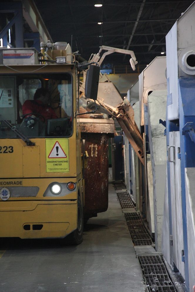 Spesialbygde vogner suger opp den ferdige aluminiumen fra elektrolysecellene og frakter til støperiet..