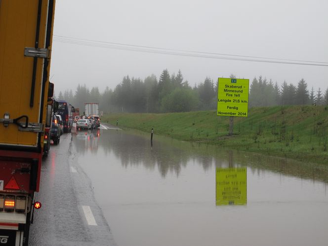 STOPPER: Den nye klimatjenesten skal lage fremskrivninger som skal gjøre det enklere å unngå feil valg, som at nye veier legges i flomutsatte områder.