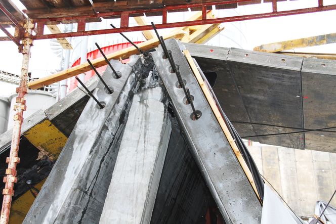 Spennarmering: Fiberen var hjulpet av noe spennarmering. Med bare ørlite mer av denne til lave kostnader ville dekket sannsynligvis tålt enda mer vann før sammenbrudd.