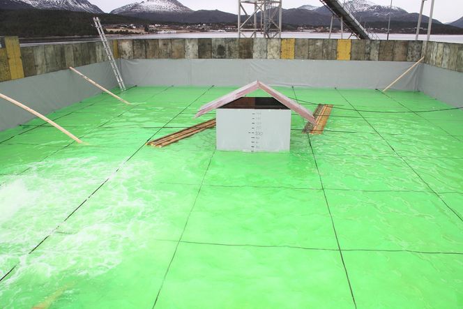 Vann: Dekket belastes med vann. Det gir god kontroll med mengden og helt jevn fordeling av lasten. Sammenbruddet kom da det 220 kvadratmeter store dekket holdt 165 m3 vann.