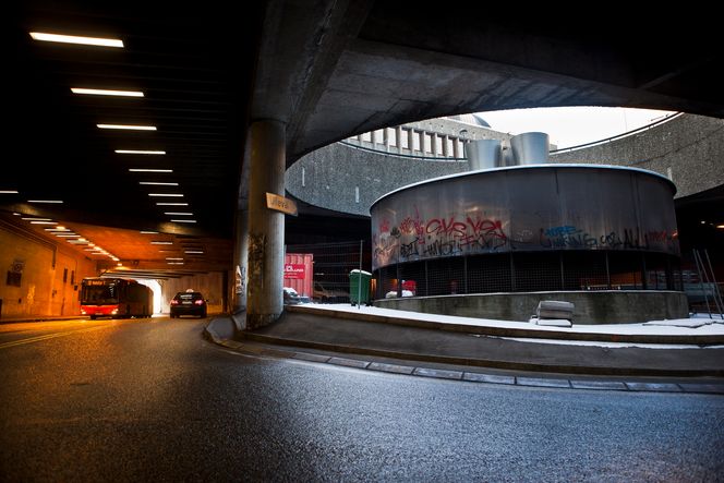 HVORDAN: En viktig del av konseptvalgutredningen blir å fastslå om Y-blokka over denne tunnelen kan sikres fra undersiden, eller om den må rives. FOTO: Håkon Jacobsen