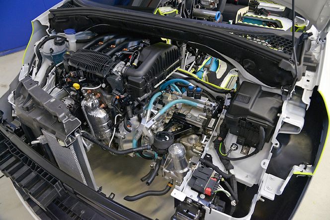 To motorer: Den hydrauliske motoren og bensinmotoren sitter montert på hver side av en ny type automatgirboks. Her kan den mekaniske energien veksles trinnløst mellom de to motorene og ledes ut til drivhjulene.