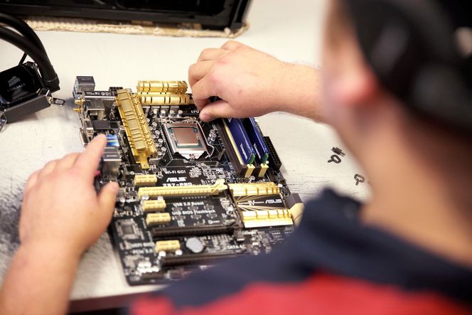 Mot strømmen: Komplett.no selger stadig flere stasjonære pc-er, til tross for at nettbrett og bærbare pc-er blir stadig mer populært. Over 200 spesialbygde maskiner sendes ut fra fabrikken hver dag.