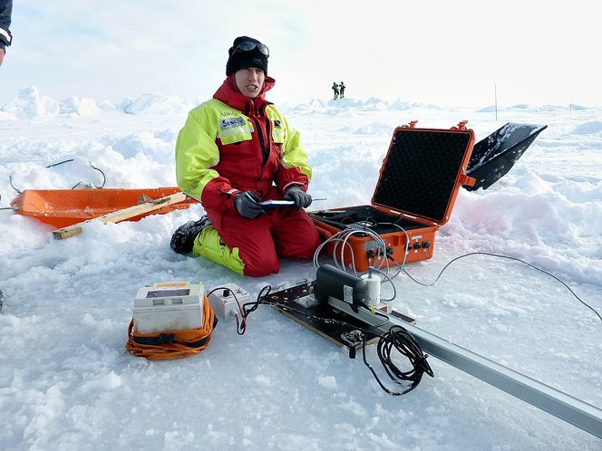 Friksjon: Doktorgradsstipendiat Sergiy Sukhorukov måler friksjon mellom stål og andreårsis. Foto: NTNU/Samcot