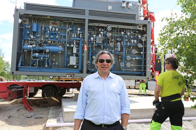 Hyop-sjef Ulf Hafseld under flyttingen av hydrogenstasjonen fra Drammen til Gardermoen i juni.