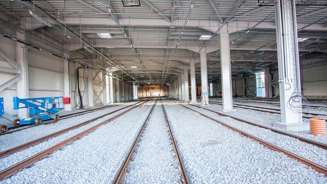 Vognhallen har åtte parallelle skinner, og kan romme inntil 40 bybanevogner på 42 meter hver.