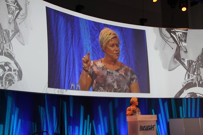 Finansminister Siv Jensen går også løs på lite brukervennlige løsninger fra IT-bransjen.