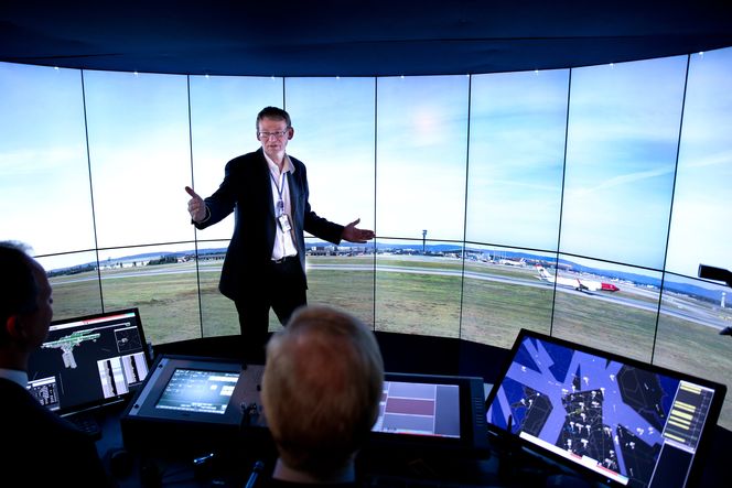 FJERNSTYRT: Prosjektleder Bjørn Olav Bakka i Kongsberg Defence Systems demonstrerer hvordan fjernstyrte tårn fungerer. Foto: Eirik Helland Urke Foto: Eirik Helland Urke