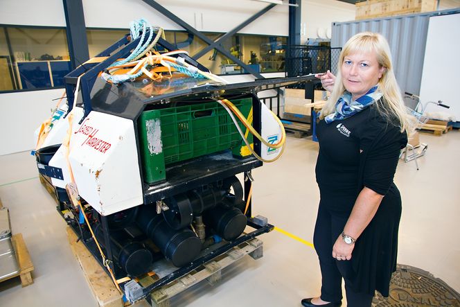 Havbruk: Administrasjonssjef Wenche Haugerud med en ROV som er inne til service og oppgradering før den skal leies ut til et japansk firma. Nå er den brukt i havet utenfor Frøya.
