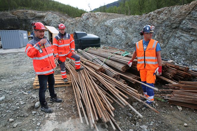 Minner om OSSA: Prosjektleder Gudmund Løvli (t.v.) og byggeleder Ken Johan Olaussen fra Statens vegvesen diskuterer med Skanskas prosjektleder Tor Gildestad (t.h.) om hva som skal gjøres med OSSAs armeringsjern.