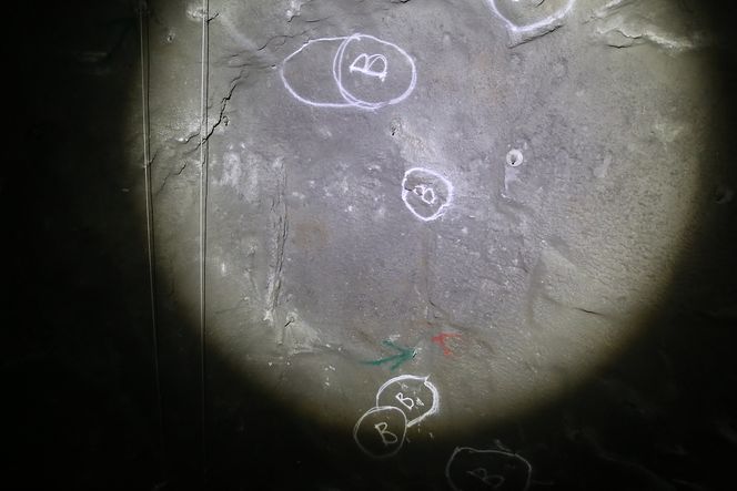 Bom på bom: Inne i tunnelen har Statens vegvesen merket av for steder der de hevder betongen har seget, og det må utbedres.