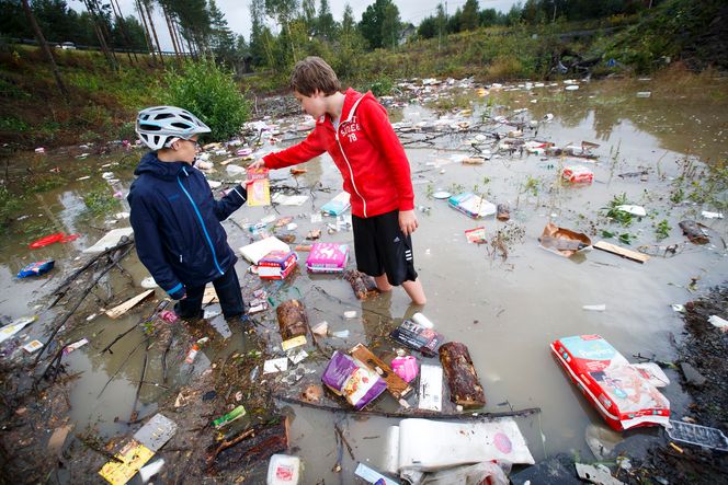 13-åringene Oliver Slatter (t.v.) og Søren Boucher leter etter godsaker blant mengder av ulike varer som fulgte med flomvannet ut gjennom dørene på ICA-butikken i Vikersund denne uken. Slike flommer kan det blir flere av i fremtiden.