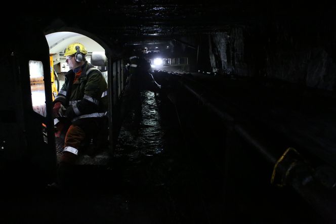 Avansert: Operatørene Tommy Forsbakk (bildet) og Oddbjørn Arntsen styrer kullutvinningen fra hver sin bu inne i gruva Svea Nord.