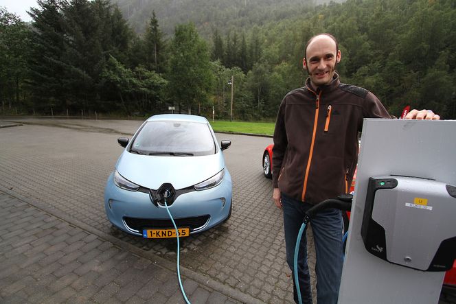 Nederlandske Harm Otten (44) har gjort det til vane å dra på langtur i sin Renault Zoe. Denne sensommeren gikk turen til Geiranger.