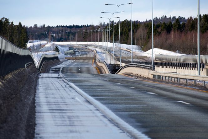 Jordskredet under brua gjorde at det ble en skarp knekk i veibanen.