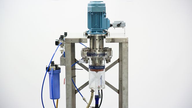 Prototypen som står på verkstedet til EagleBurgmann. For å rense gass som brukes til å beskytte kompressortetninger må bare plexiglassdelen byttes ut med stål. Foto: Eirik Helland Urke