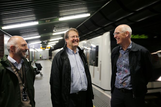 Teknisk sjef Erik Sletten (t.v.), direktør for infrastruktur og eiendom, Per Magne Mathisen og prosjektansvarlig Per-Ronny Johansen i Sporveien gleder seg til å få det nye systemet på plass.
