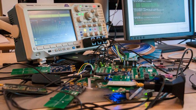 Nordic designer og legger inn programvare på brikkene sine selv. Brikkene produseres i Sørøst-Asia.