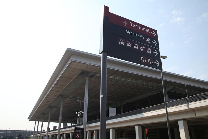 Skilter som peker: Riktignok ut i det store tomme intet - for flyplassen er ennå ingen realitet.