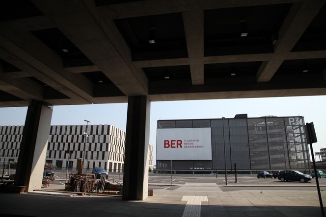 LUKKET OG LÅST: Egentlig skulle BER – Berlins nye internasjonale storflyplass – ha vært i drift allerede. I stedet ser det ut som en forlatt byggeplass – og akkurat nå om dagen, er det nettopp det den er, siden myndighetene stoppet alle arbeidene på grunn av fare for at ulykker.