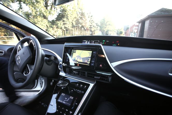 Mirai har et nytt trykkfølsomt panel i midtkonsollen som hittil ikke finnes i noen andre Toyota-modeller.