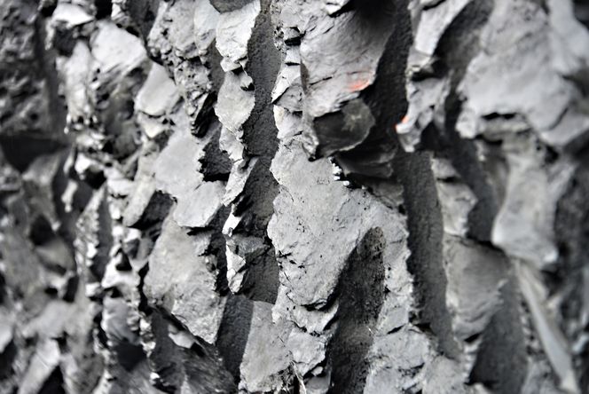 Ugreit fjell: Berggrunnen på museumstomten består i hovedsak av leirskifer med spredte kalkknoller, noe som betegnes som dårlig fjell.