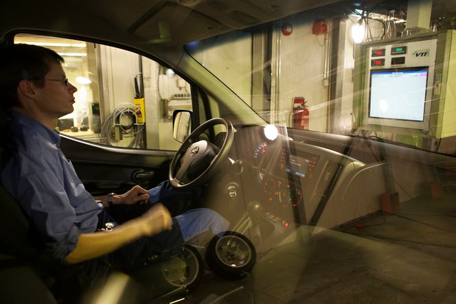 Konsentrert: Testsjåfør og forskningstekniker Tommi Hangasmaa i dyp konsentrasjon for å treffe riktig hastighet i testsyklusen. Hendene holdes langt unna rattet, så ikke forhjulene kommer ut av stilling.