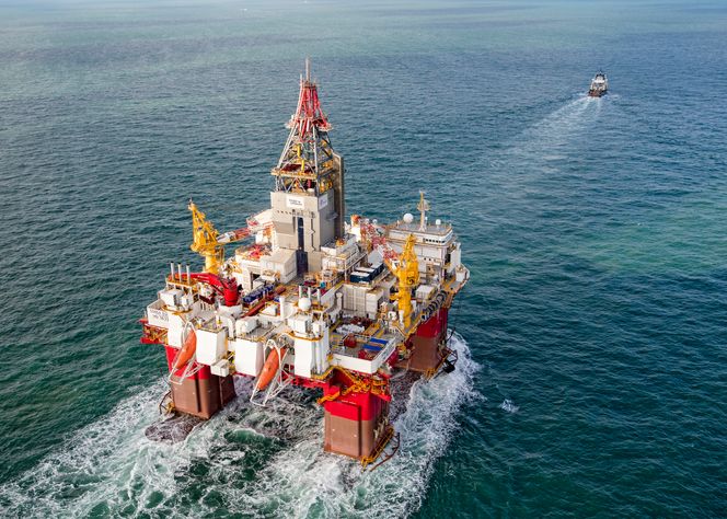 I sommer ble Songa Equinox slept fra Sør-Korea til Norge. Riggen ligger nå i Fensfjorden utenfor Mongstad, der den testes før den skal ut på Troll-feltet.