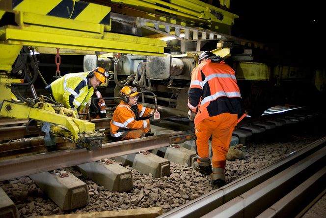 Driften av sporbyggertoget krever fem mann.  I tillegg er to til fire personer med som hjelpemannskap.