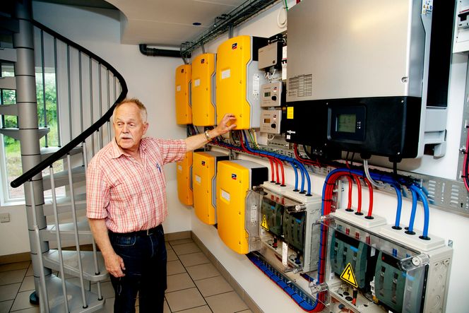 Vekselrettere og batteriladere for solcellene tar opp en hel vegg i kjelleren.
