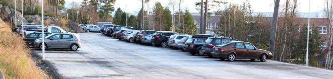 Under parkeringsplassen ved høyskolen er det boret 39 energibrønner som forsyner de to høyskolebyggene med energi.