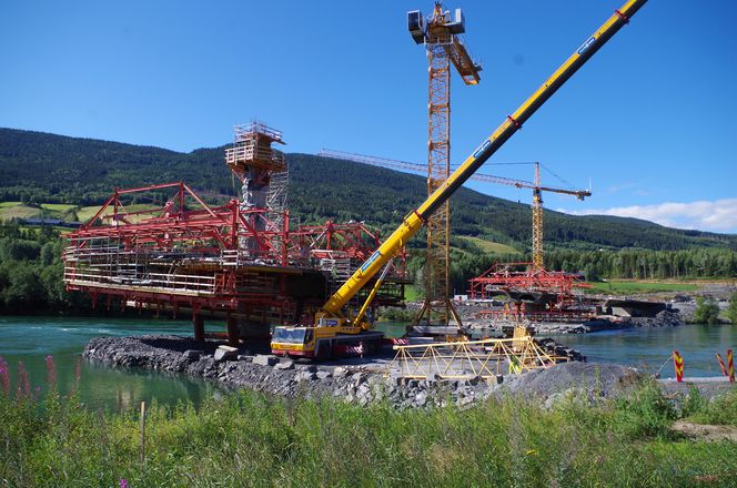 Brua er 330 meter lang og hviler på to pilarer på land og et landkar i hver ende.