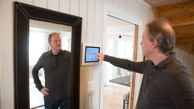 Umoden teknologi: – Mange har spådd at årets julegave i 2015 skulle være hjemmeautomasjon. Det er nok fremdeles litt tidlig, mener Gaute Espeland. Her er en av husets touch-skjermer. Bilde: Eirik Helland Urke