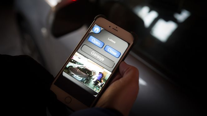 Komfort: Når Gaute Espeland er tre kvartaler unna hjemmet, kan han åpne både garasjedøren og inngangsdøren fra mobilen. Bilde: Eirik Helland Urke