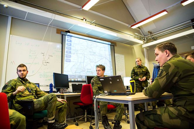 Slagplanen: Ove Normann Tislevoll (t.v.), Kristian Garberg Skjerve, Hedda Olsvik og Marius Thorsø diskuterer hvordan de skal stå imot angrepet som bygger seg opp mot systemene deres.